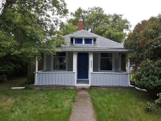 $900/month 2-Bed Home in Shaunavon – Available Aug 1