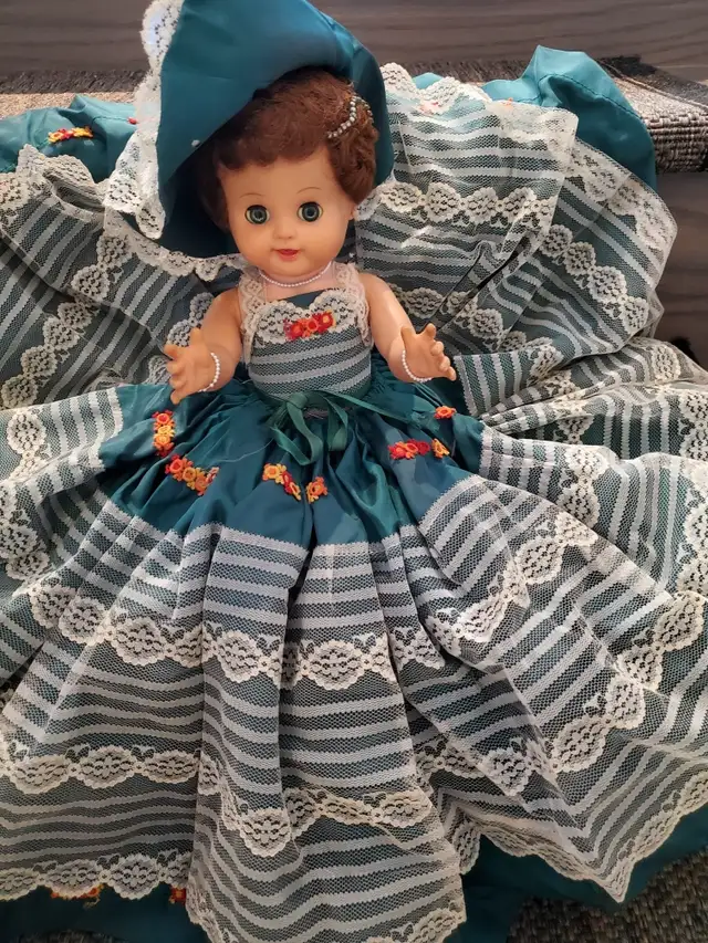 GRANDE POUPÉE NEUVE 14'HAU YEUX OUVRENT FERMENT BELLE ROBE$15.00