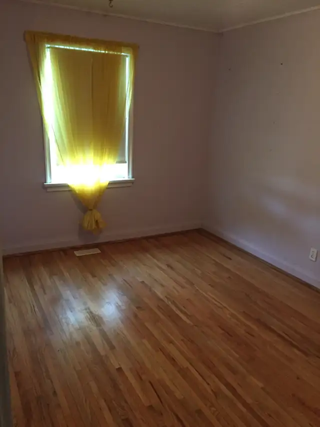 Private Room for Rent, steps to Subway and Dufferin mall