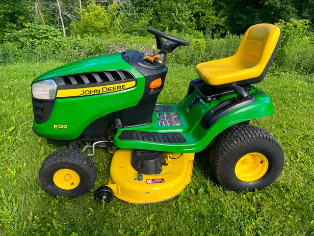 tracteur a gazon John Deere modèle E120