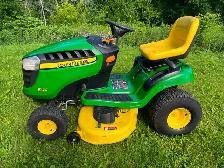 tracteur a gazon John Deere modèle E120