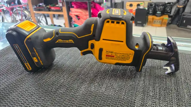 DeWalt ATOMIC 20V Cordless Brushless Compact Reciprocating Saw