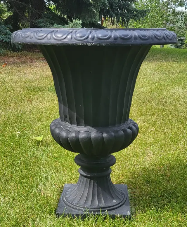 PLANTER - FIBERGLASS URN STYLE PLANTER IN GOOD CONDITION