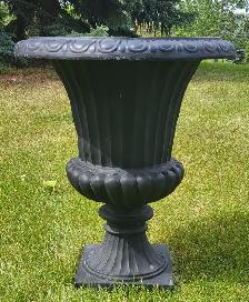 PLANTER - FIBERGLASS URN STYLE PLANTER IN GOOD CONDITION