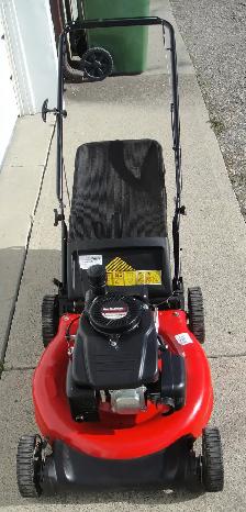 YARDMACHINES REAR BAG GAS LAWNMOWER - Photo 3