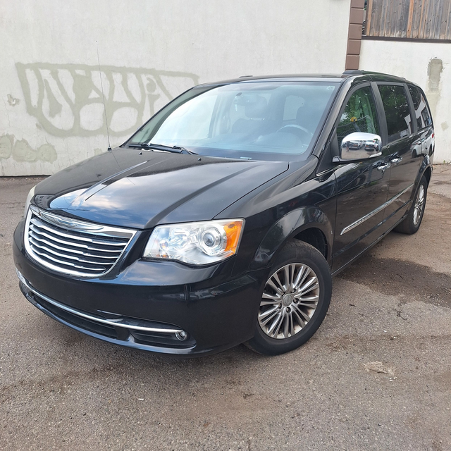 2013 Chrysler Town & Country Limited, Low mileage
