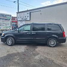 2013 Chrysler Town & Country Limited, Low mileage - Photo 5