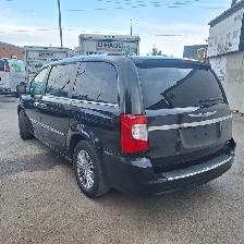 2013 Chrysler Town & Country Limited, Low mileage - Photo 6
