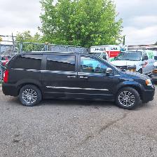 2013 Chrysler Town & Country Limited, Low mileage - Photo 9