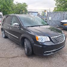 2013 Chrysler Town & Country Limited, Low mileage - Photo 10