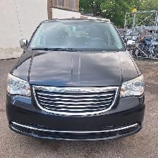 2013 Chrysler Town & Country Limited, Low mileage - Photo 11