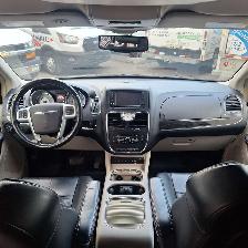 2013 Chrysler Town & Country Limited, Low mileage - Photo 13