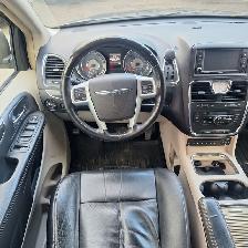 2013 Chrysler Town & Country Limited, Low mileage - Photo 14