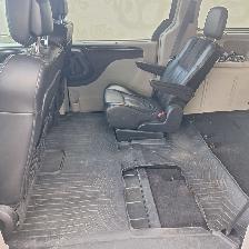 2013 Chrysler Town & Country Limited, Low mileage - Photo 16