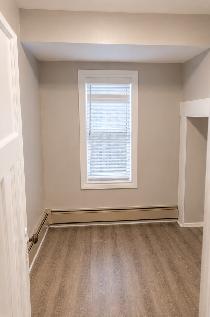 3 Bedrooms 1 bath 16 minute bus to Laurier - Photo 3