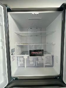 NEW 33" Samsung (Ice Maker) Counter Depth Fridge (18 Cu.Ft) - Photo 4