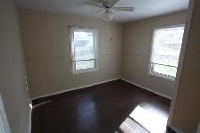 Cute 3 bdrm house in the Tree Streets with fridge, stove, washer - Photo 9