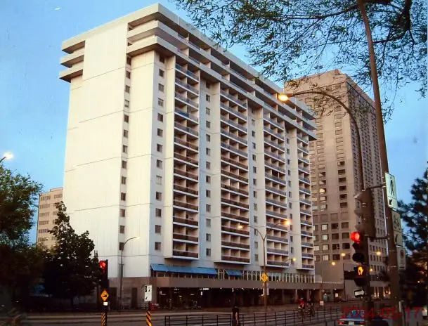 Appartement 4 1/2, PH -ACCÈS DIRECT METRO SHERBROOKE TOUT INCLUS