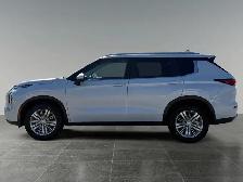 2023 Mitsubishi Outlander SE - Photo 2