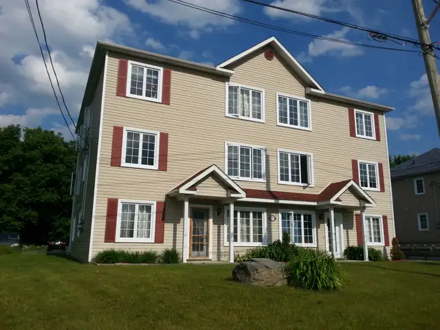 Beau grand 4 et 1/2 style condo