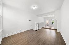 Queen w Niagara,Aug,$2475,1br,den,lndry,ac,deck,reno,over shop - Photo 5
