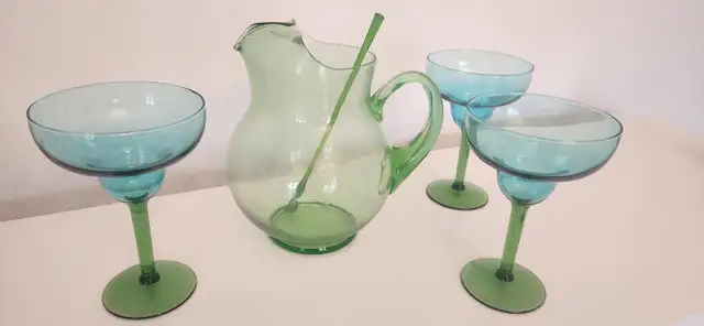 Glass Punch Jug - 3 Glasses /  Carafe à punch en verre - 3 verre