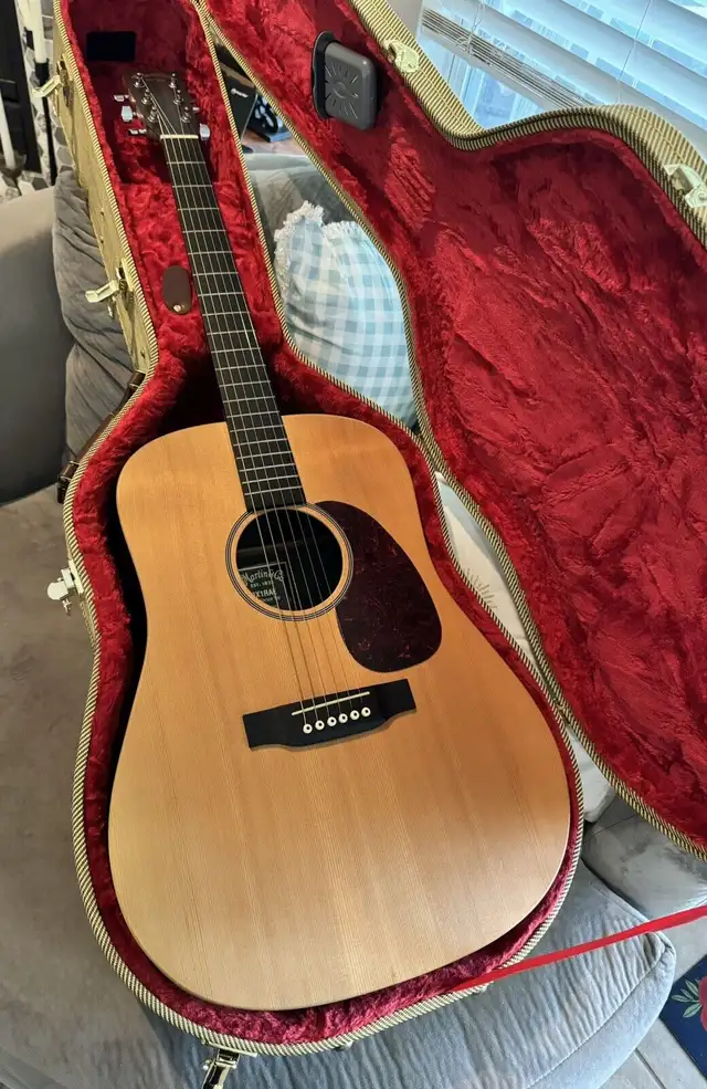 MARTIN ELEC. ACOU. GUITAR