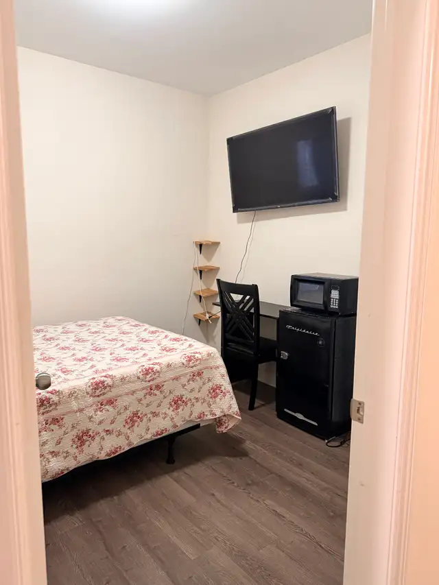 FURNISHED ROOM FOR GIRLS- IMMEDIATE MOVE IN