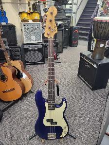 Squier P-Bass 4 String by Fender - Photo 2