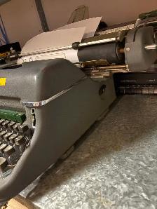 Vintage 1950s sg1 Olympia Typewriter - Photo 2