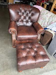 Couch and chair - Photo 3