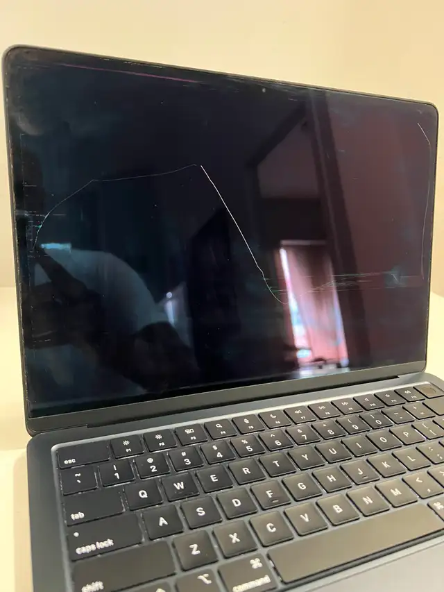 Cracked/Damaged Screen Macbook Air  13' M3 2024 8GB 256 GB $350