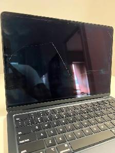 Cracked/Damaged Screen Macbook Air  13' M3 2024 8GB 256 GB $350