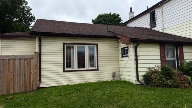 One bedroom cozy bungalow style in Preston triplex.