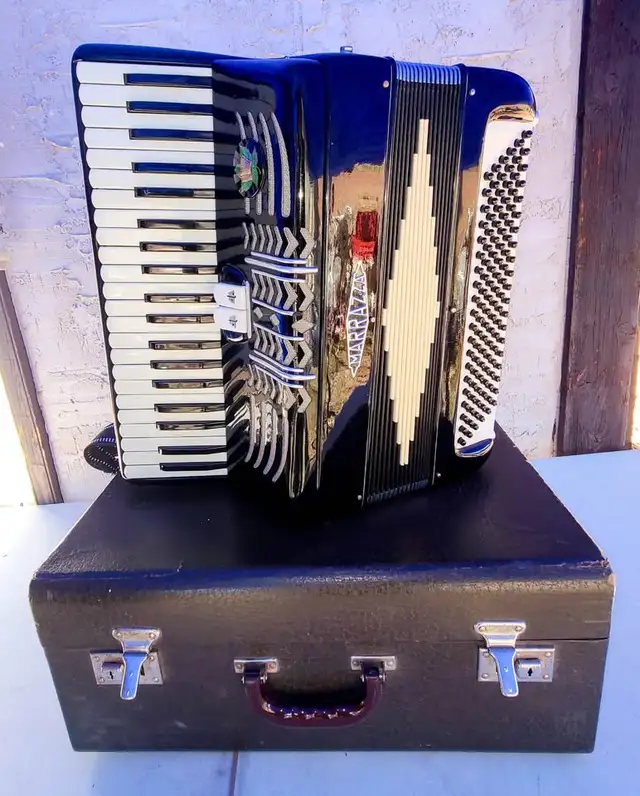 VINTAGE MARRAZZA ACCORDION MADE IN ITALY W/ HARD CASEAS PICTURE