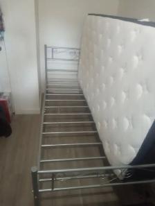 Twin bed with light metal frame - Photo 2