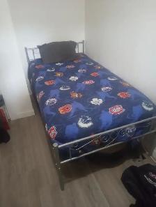 Twin bed with light metal frame - Photo 4