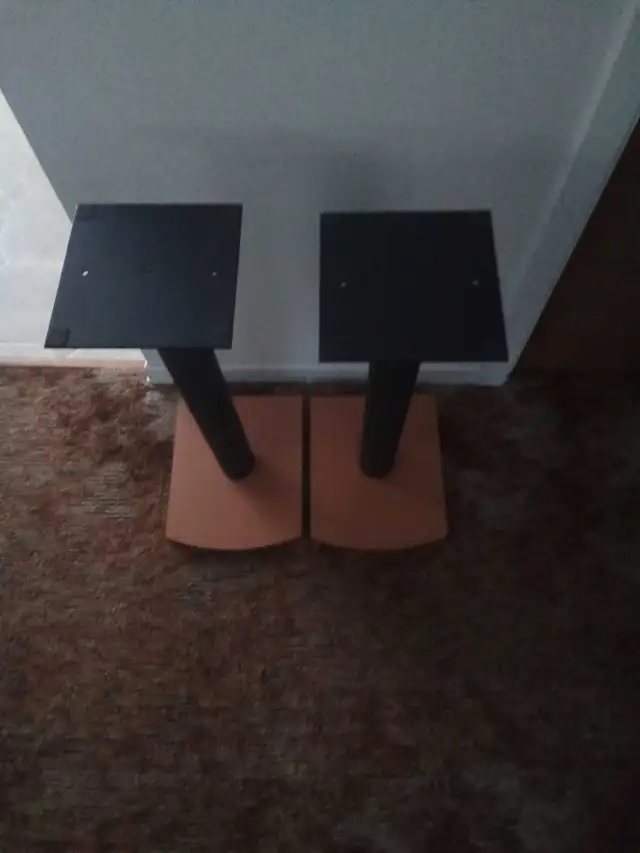 Supports pour haut-parleurs hauteur 24 pouces.
