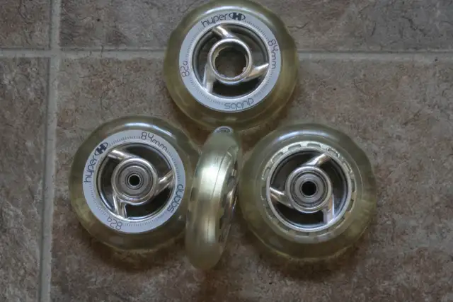 INLINE SKATE 4 x 84mm wheels, knee/elbow pads, accessories!