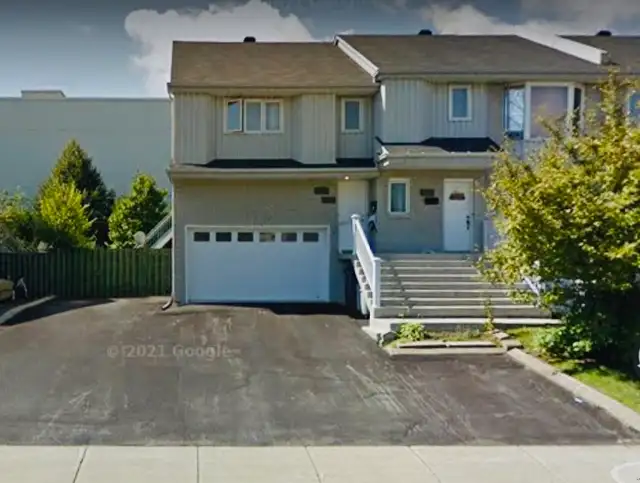Maison 4½  Rare à Laval: Entrée et Cour privées, Grand Garage
