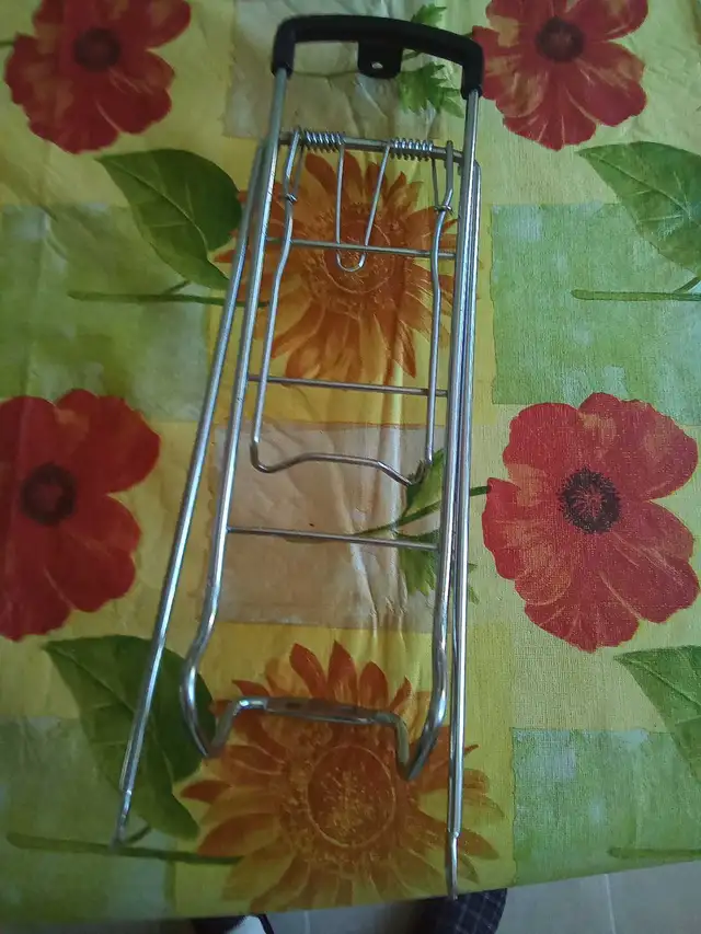 Un beau support à bagages chromé pour vélo.