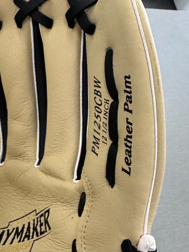 RAWLINGS 12.5' Right Hand Throw Baseball Glove - BRAND NEW
