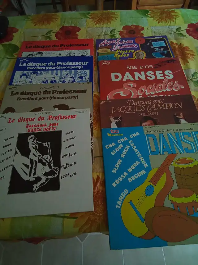 Plusieurs vinyles de musique de danse.