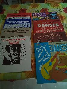 Plusieurs vinyles de musique de danse.