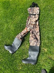 NEW  MENS SZ. 12 CAMOUSLAGE CHEST WADERS