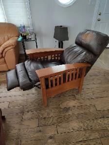 Leather Laz-y-boy recliner - Photo 3