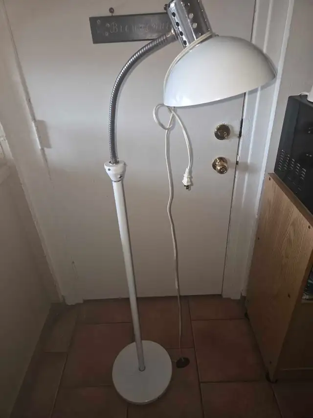 lampe sur pieds blanc