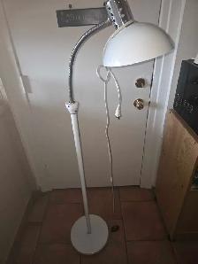 lampe sur pieds blanc