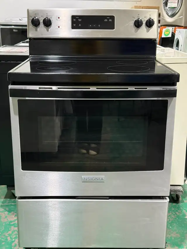 Insignia Glass Top Stove NS-RNE4BMSS9-C (S4294) $388 Only