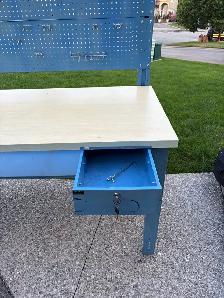Work Bench 60x30 with pegboard - Photo 3